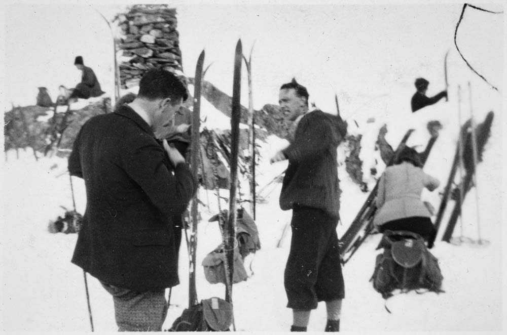 Personer på skitur opp til Øyfjellvarden på Øyfjellet. Kan være Gunnar Wikborg Vik avbildet.