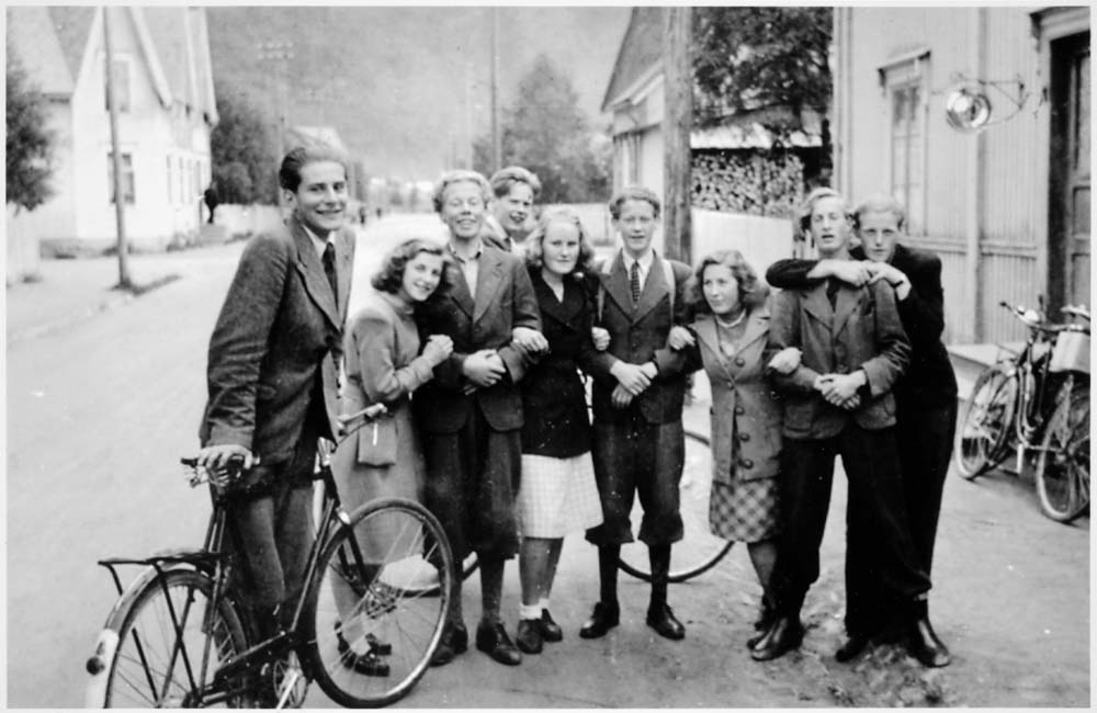 Gruppebilde av ungdom og sykler i Petter Dassgt. Mosjøen, fra 1944.