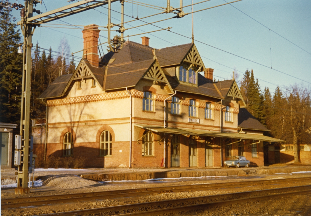 Karbennings sn.
Snytens järnvägsstation från spårsidan, 1971.