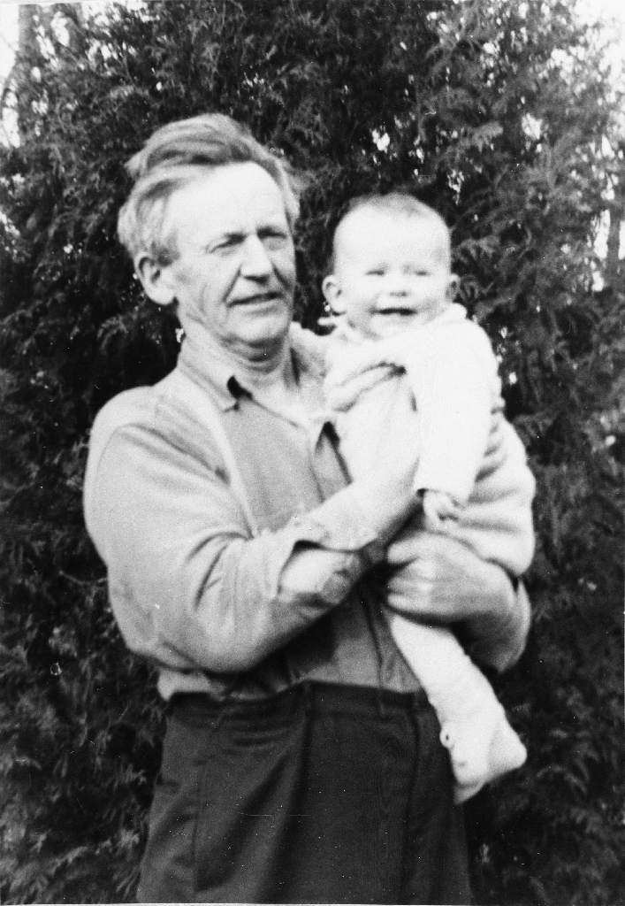 Sven Aasland (1880 - 1952) med Sven Åsland (1947 - ) på armen.