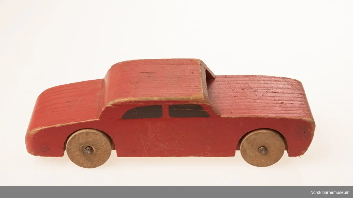 Rød lekebil i tre, med bevegelige hjul.