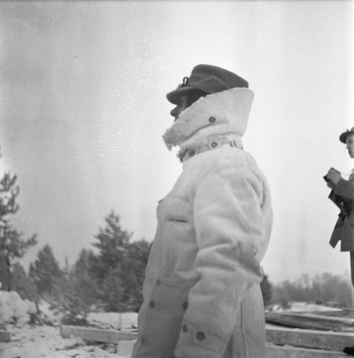 Militär i vinteruniform sedd i profil vid Svenska frivilligkåren i Finland, F 19.