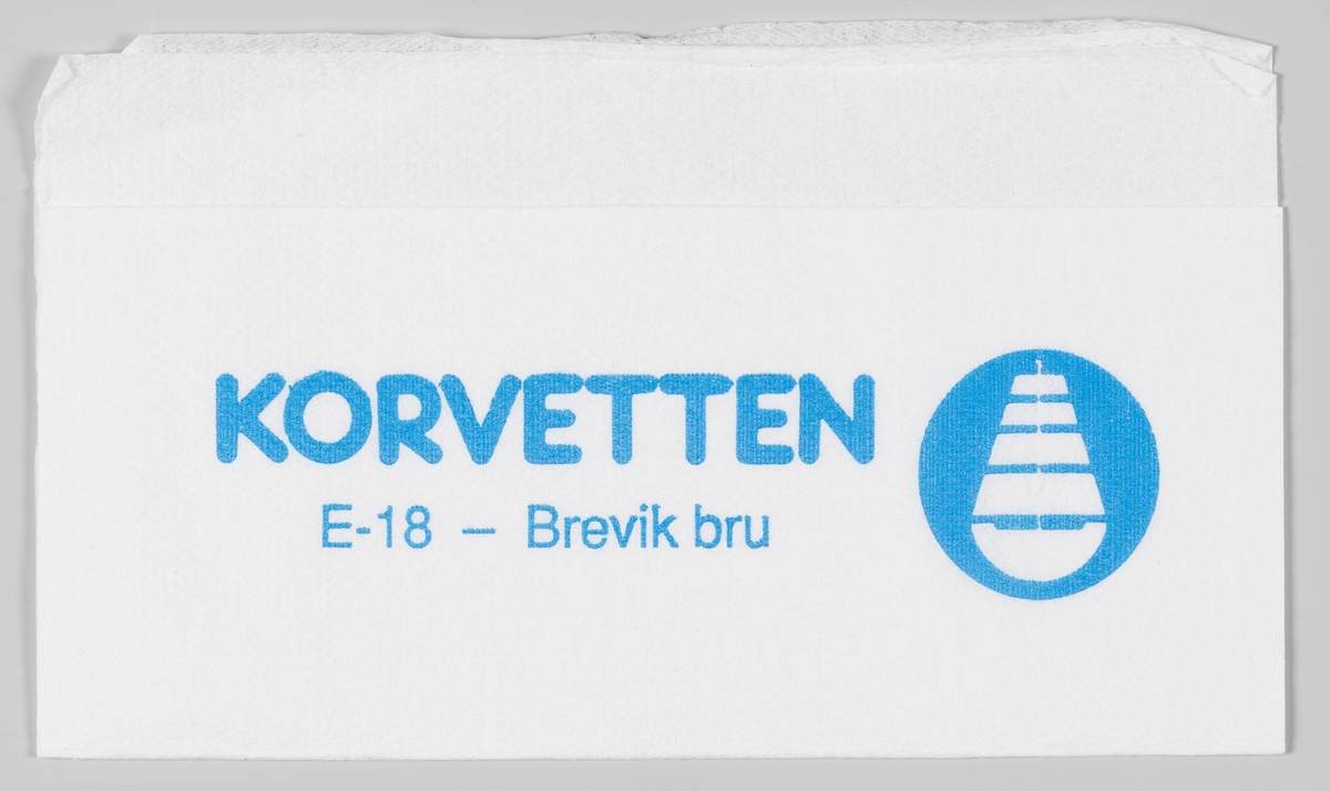 Et stilisert bilde av en korvett og en reklametekst for Korvetten lhotell ved Brevik bru i Telemark. Korvetten hotell ønsket sine første kunder velkommen den 1. August 1989.