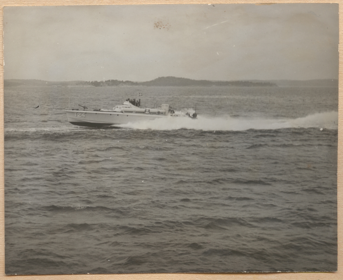 Här syns motortorpedbåten T 24 till havs i full fart.