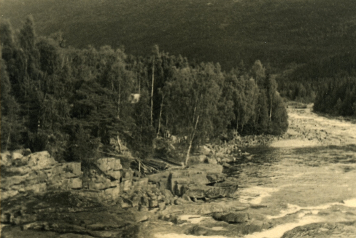 Bildet er tatt av tysk soldat frå Heslabrua mot Eidsvaldøya 1940-41.