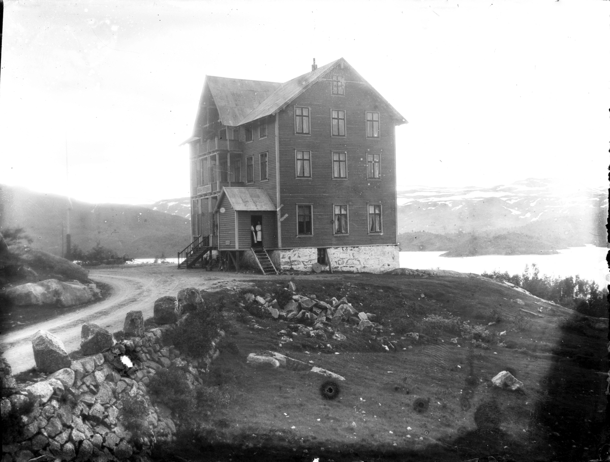 Fotoarkiv etter Aanund Olavson Edland. Landskapportrett av Vågslid hotell som for øvrig brant ned i 1931.
