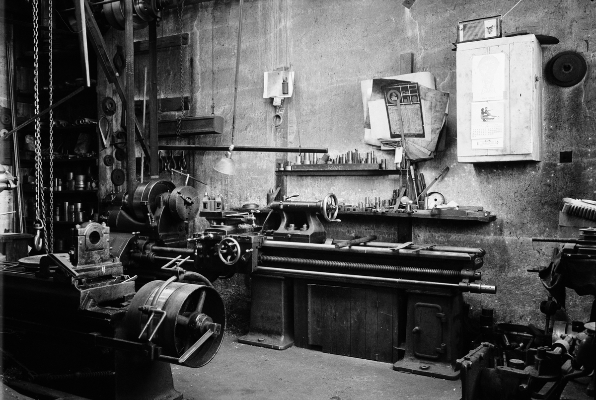 Enköpings Kvarnstensfabrik, "den stora metallsvarven" i nya verkstaden, Bangårdsgatan 13, Enköping, Uppland 1984