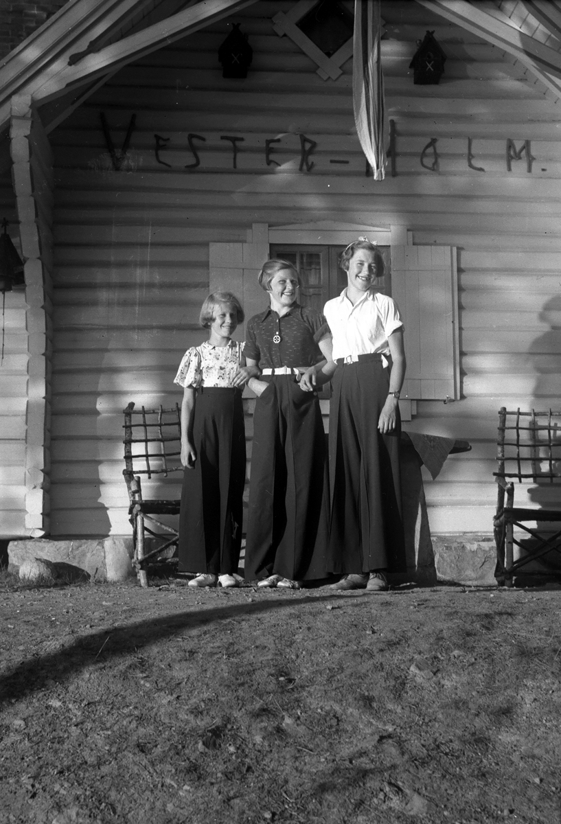 Tre jenter i stacks foran Vester-Holm