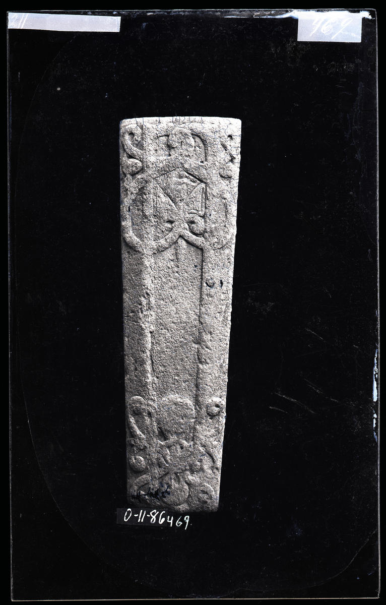 Middelaldersk (1100-tall) kisteformet gravstein fra Nidarosdomen. Symmetriske ranker i Ringerikestil (overgang vikingtid og middelalder).
