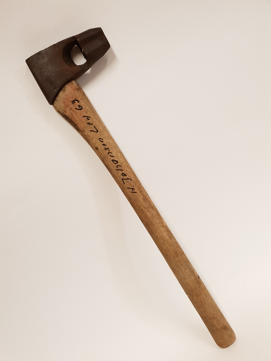 Merkeøks for H. Johansen LtdMerkeøksene ble brukt av tømmermålere til merking av tømmer. Tømmermåling var et mannsdominert yrke. 