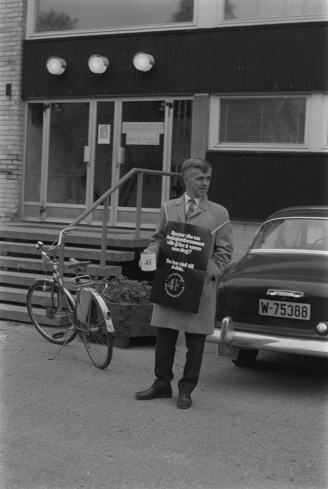 Stor oppslutning om EF-valget 1972. Utenfor Gymnaset i Mosjøen.
