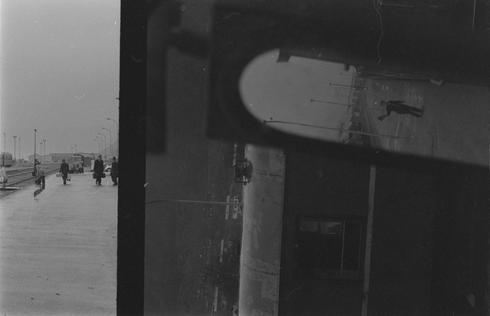 Foto tatt av speil på lok Di3.608 på Mosjøen stasjon.
Overkonduktør Flaathe gir klarsignal