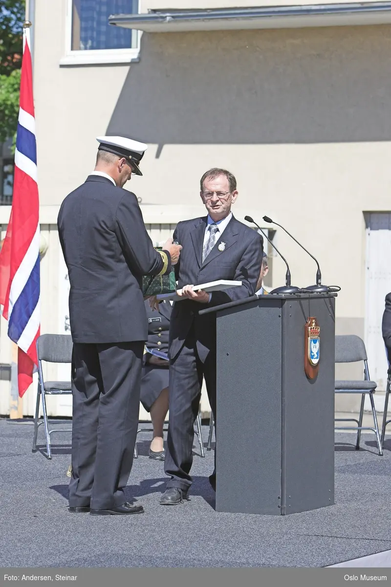 Politiker, militær, marine. forsvarsminister, forsvarssjef, uniform, talerstol, publikum, tilskuere, presse, media, korps, gaveoverrekkelse, parade, båt