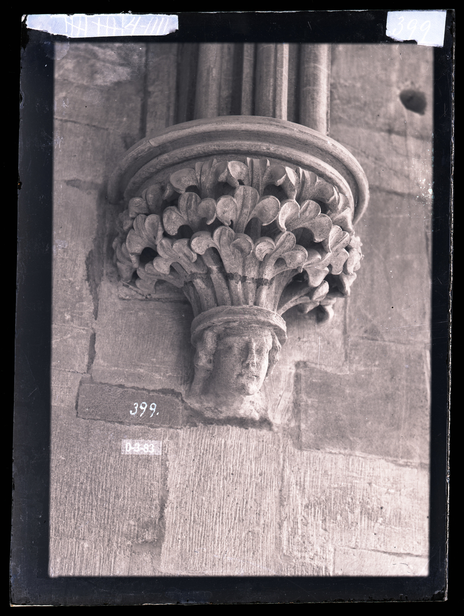 Hvelvkonsoll i ambulatorium/oktogonen. Kvinnehode som bærer konsoll med bladverk, fra 1210-1220. Fotografert etter restaurering.