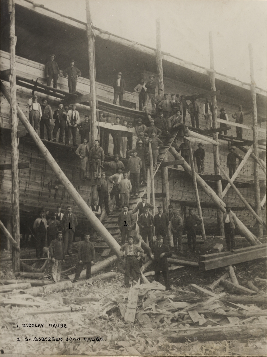 Gruppebilder - Dampskip "Krosfond" av Stavanger under bygning på Lervik, Stord 1898
