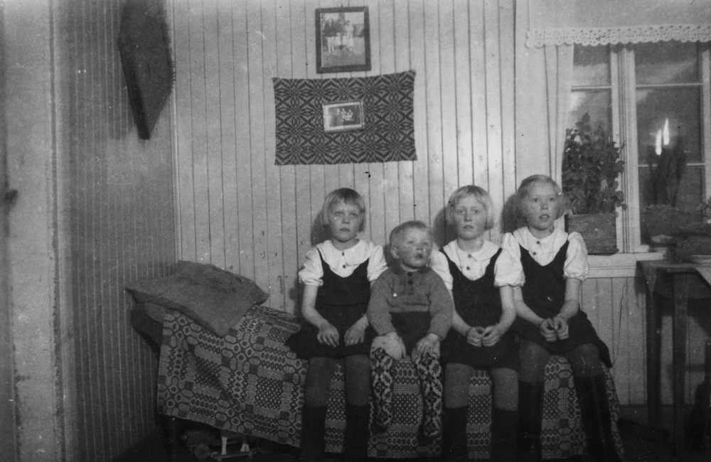 Bjørnålia rundt 1940-41. Sittende på divanen fra venstre: Hagny, Ola, Norveig og Agdis Bjørnåli.