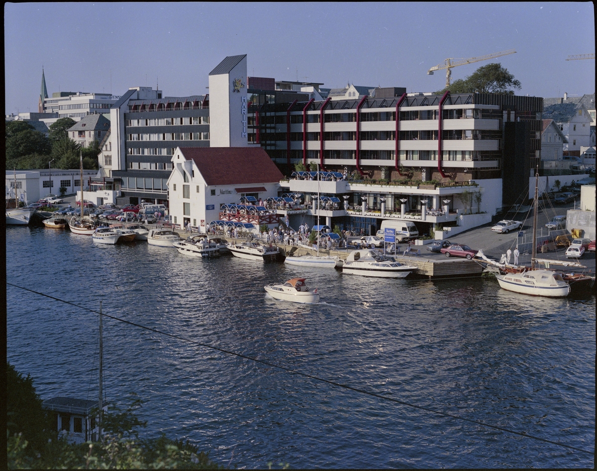 Hotel Maritim sett fra Risøy. Det ligger fiskebåter og fritidsbåter i Smedasundet og ved hotellets gjestebrygge.
