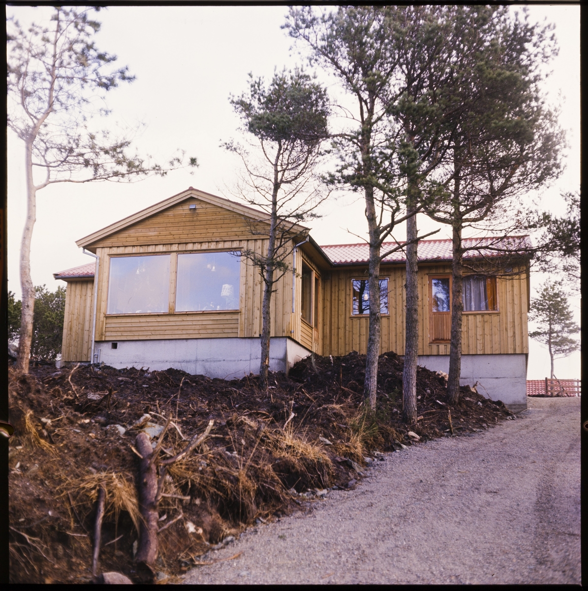 Bilder fra byggefirmaet "A/S Halvor Urrang". Det er et bilde av et nybygd hus, en tegnesal og et verksted med bygningsdeler.