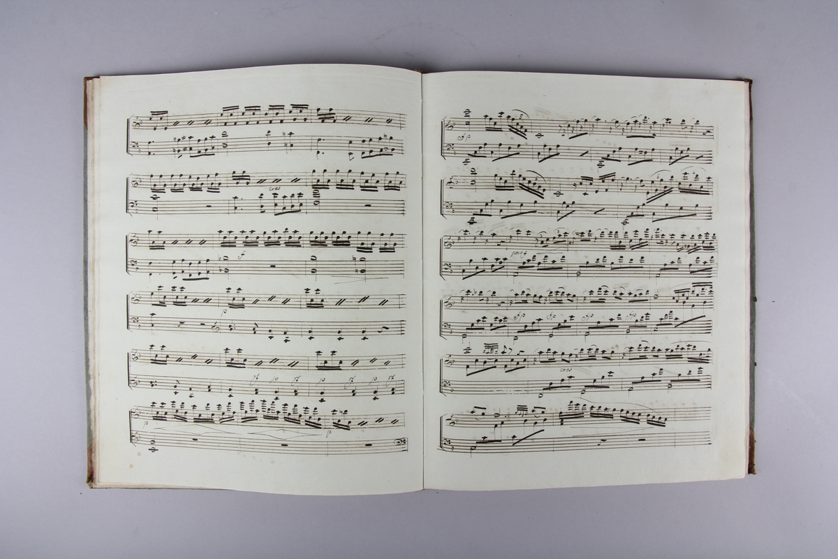 Notbok, halvfranskt band, handskriven. Innehåller ett lösblad.
"Trois Grandes Sonates pour la Harpe par P. Dalvimare. Oeuvre 18"