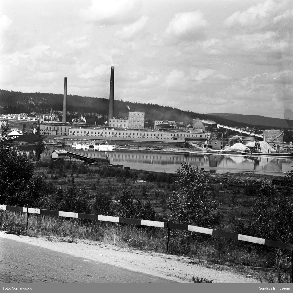 Östrandsfabriken fotograferad från Skönvik. Till vänster i bild syns de numera rivna tjänstemannabostäderna på Näsberget.