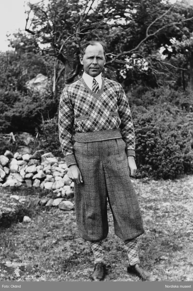 Överläkare Nils Malmberg (1890-1987) iklädd plusfours som tillhör sportkostym samt golfrutig pullover och golfrutiga strumpor. Pullovern hade Malmberg fått överta efter sin svåger Einar Lundberg som var militärflygare och störtade 1931.