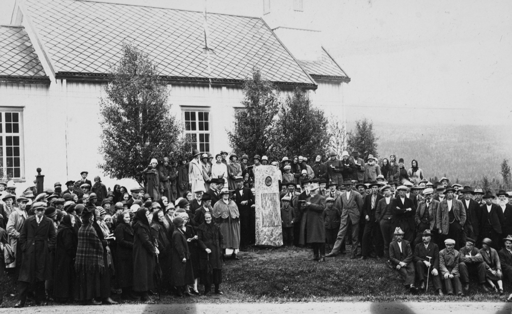 Avduking av minnestein over Afrikamisjonæren H.C.Knudsen. Sommeren 1927 ved Hattfjelldal kirke.