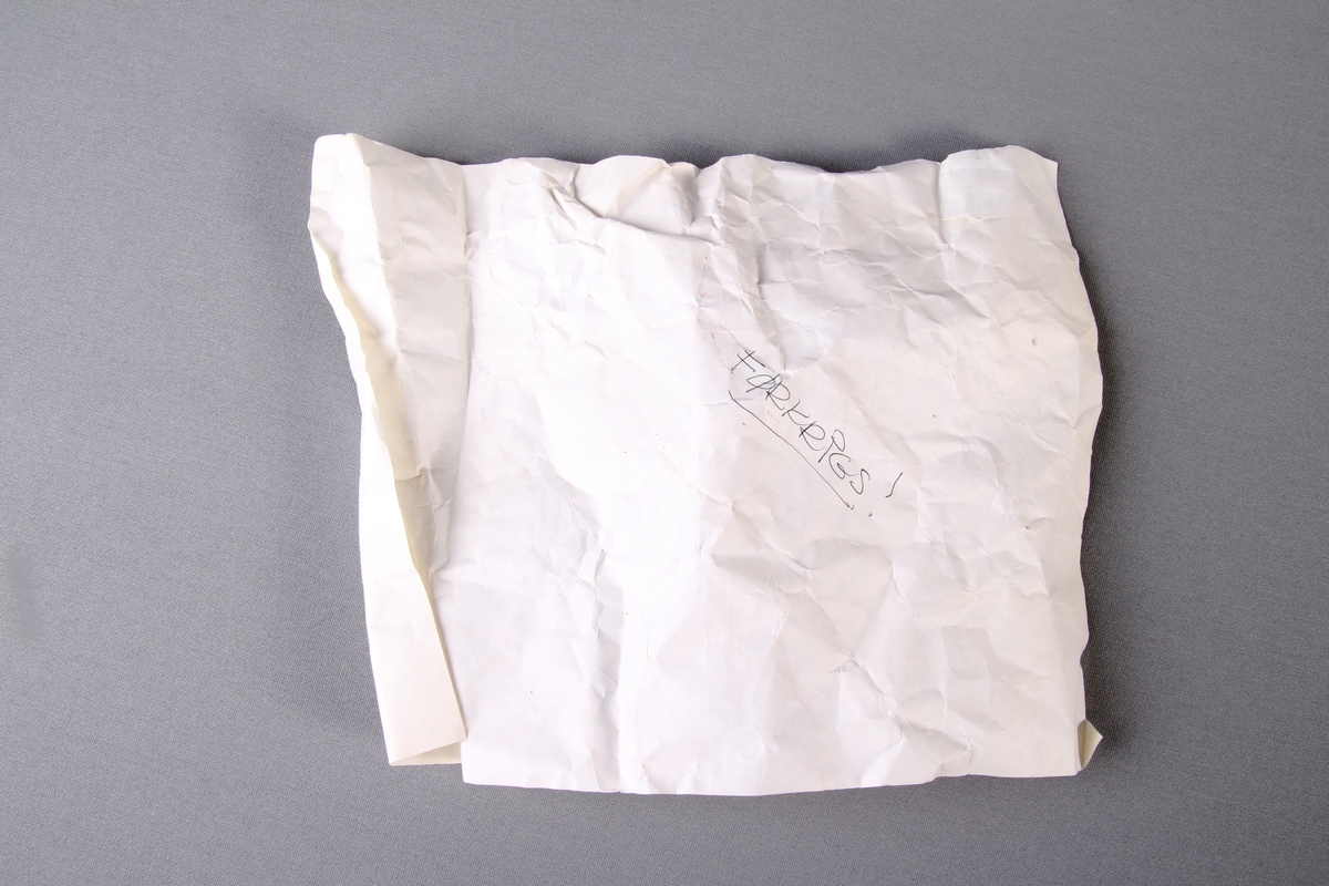 Kanppenåerl og fingerbål i papirpose.