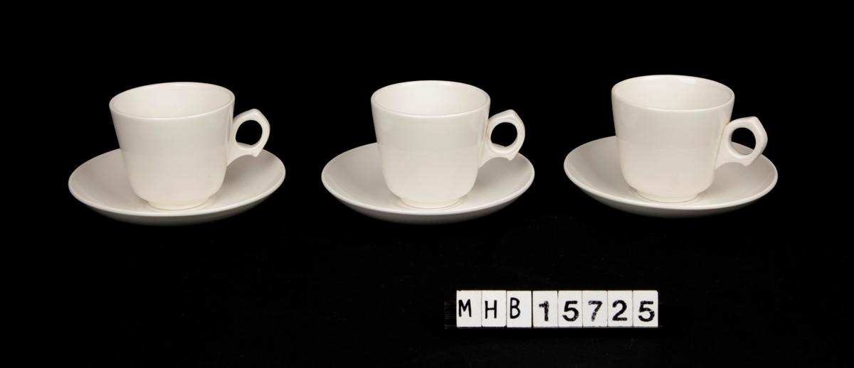 Tre kaffekopper med tre skåler. Hvit glasert keramikk. Uten dekor.