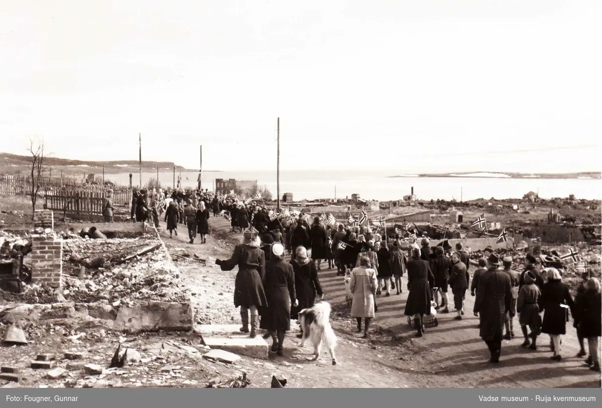 17. mai-tog i Vadsø 1945 med krigsruiner.