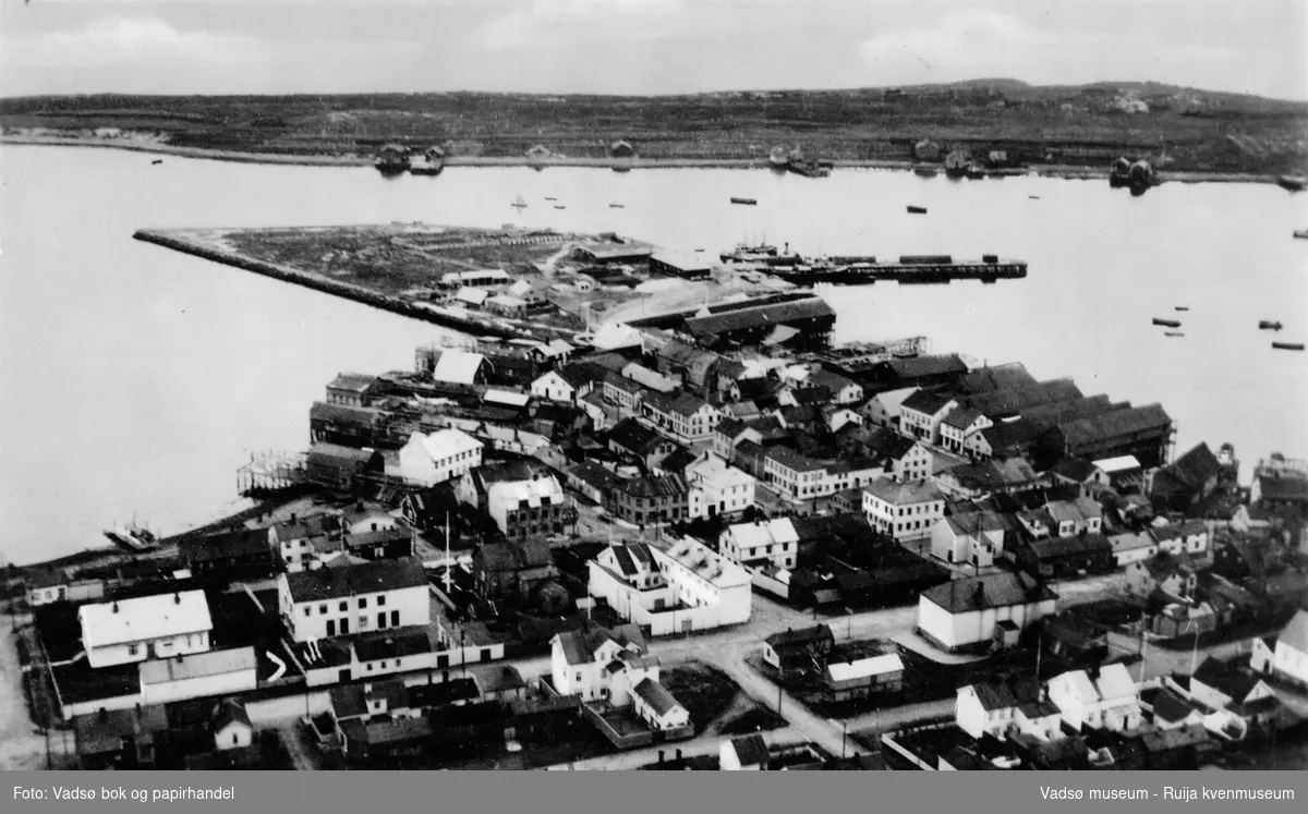 Luftfoto over Vadsø sentrum mot øya før 1940.