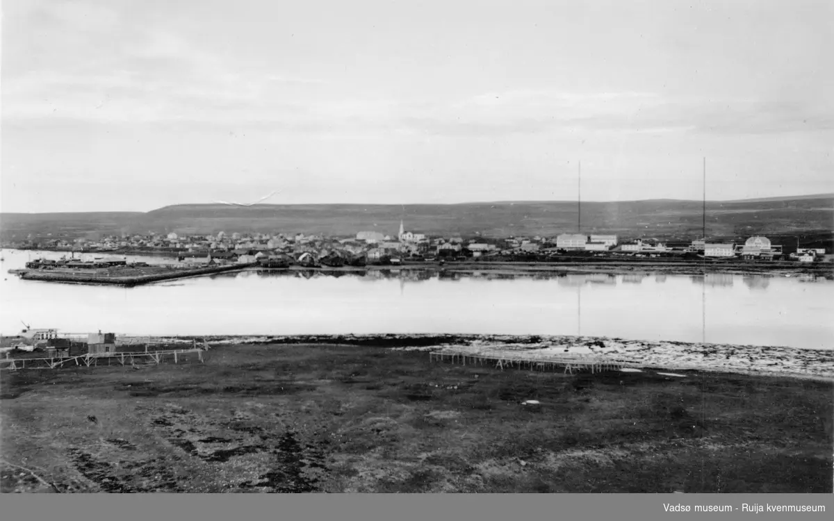 Midtbyen i Vadsø fra Vadsøya ca 1930--1944.