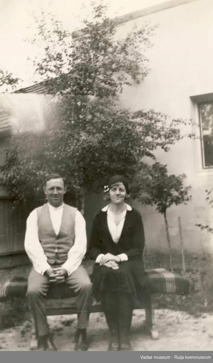 Antatt Carl Roshauw og Lisbeth Esbensen på en benk i en hage i 1931.