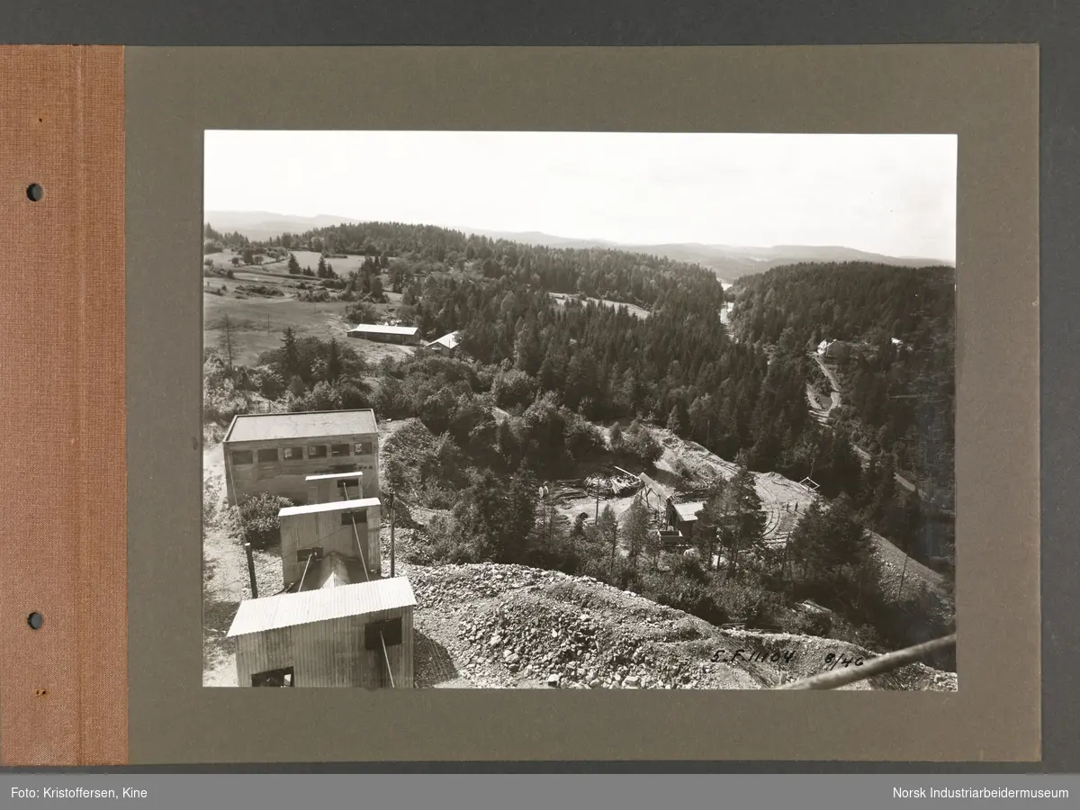 Fotoalbum med 78 sider og 113 innlimte fotografier fra Norsk Hydro på Herøya.