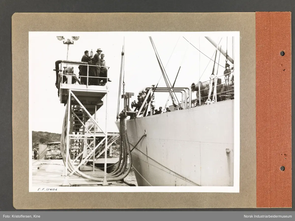 Fotoalbum med 48 sider og 47 innlimte fotografier fra Norsk Hydro på Herøya.
