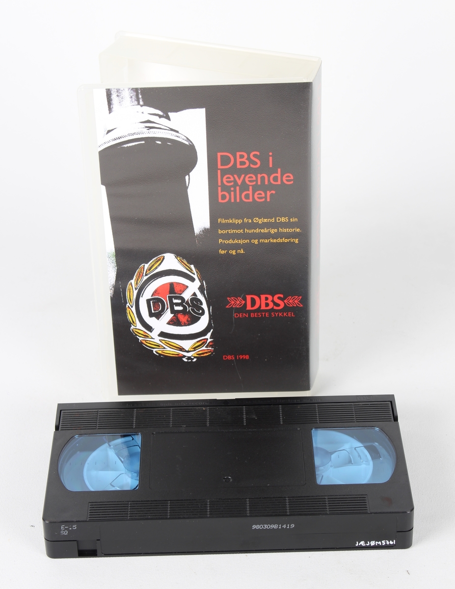 Filmklipp fra Øglænd DBS sin historie, produksjon og markedsføring. Denne filmen er i to versjoner hvor begge er en del av butikkmateriellet som Øglænd DBS sendte til sine kunder. Den andre versjonen er en "eviggående" VHS som surret og gikk i butikken.