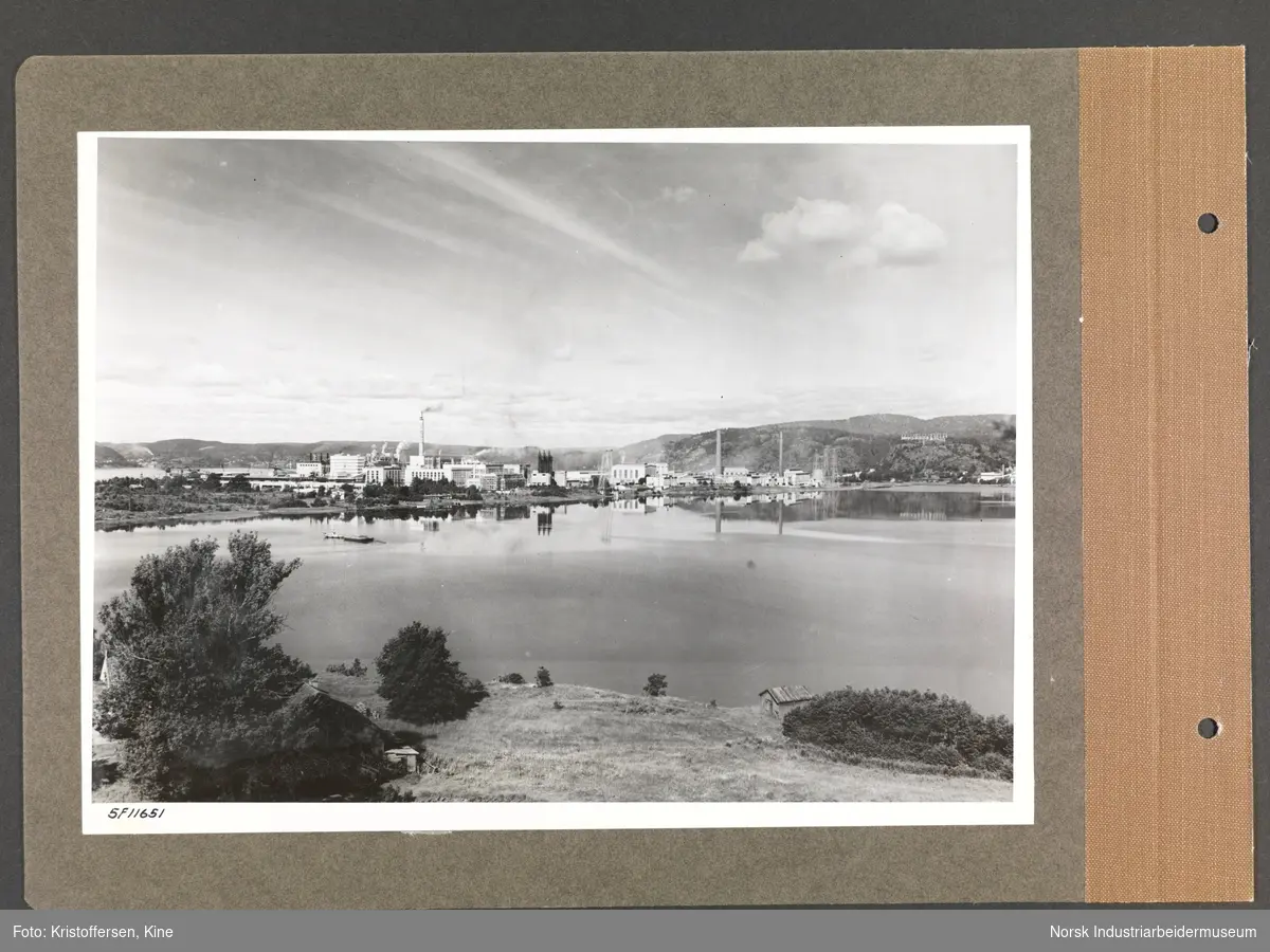 Fotoalbum med 50 sider og 50 innlimte fotografier fra Norsk Hydro på Herøya.