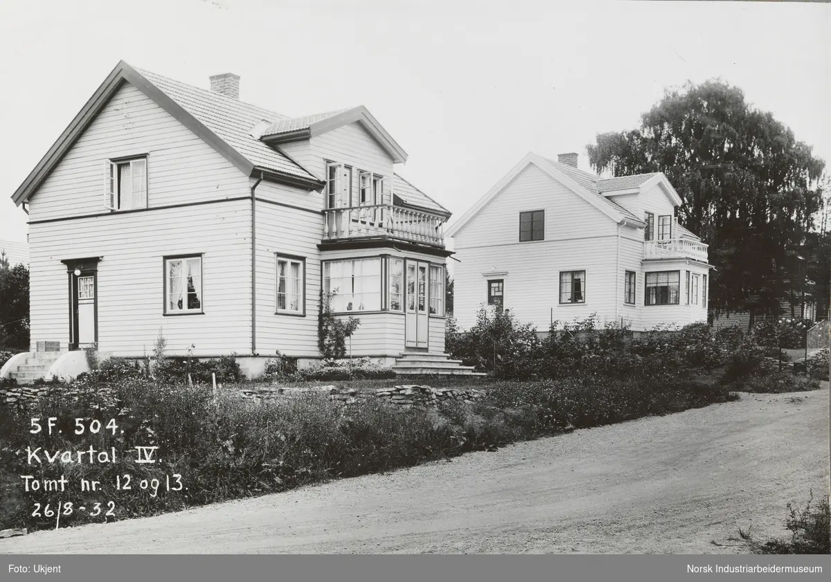 Bolighus, kvartal 4, tomt nr. 12 og 13. Husene fikk senere adresse Axel Auberts gate og lå nærmest fabrikkanleggene på Herøya