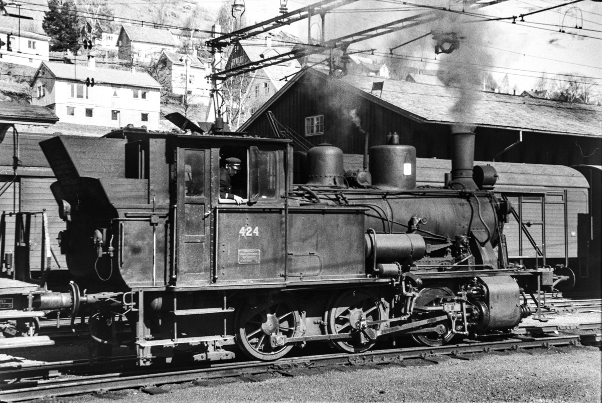 Damplokomotiv type 25d nr. 424 i skiftetjeneste på Voss stasjon.
