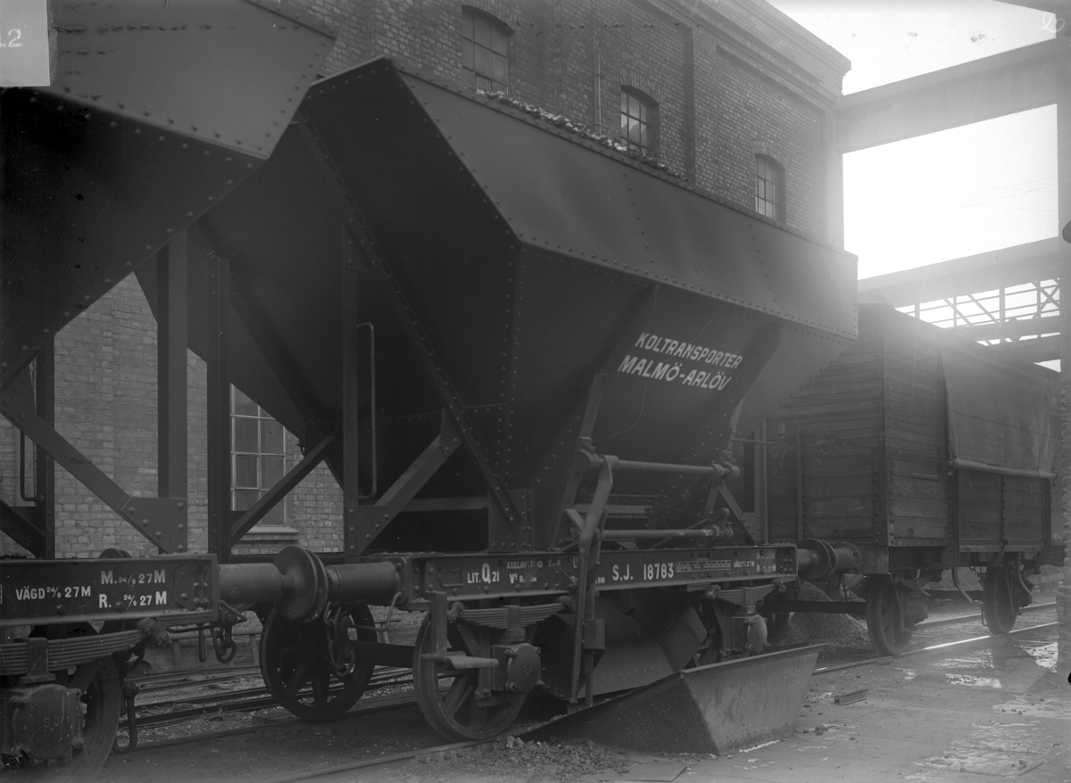 Statens Järnvägar, SJ självlossande kolvagn Q21 18783

4st vagnar med 210hl rymd, med lossning åt ett håll byggdes 1927 av SJ.
Dessa vagnar användes för koltransport från Malmö till sockerbruket i Arlöv.
Dessa kolvagnar fick littera Q21