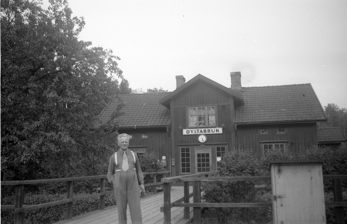 Dylta bruk stationshus. Stationen togs i bruk 1856 och var från början en gammal prästbostad. På bilden syns stationsföreståndare Frans Andersson som arbetade på Dylta bruk station från 1942 fram till pensionen 1948.