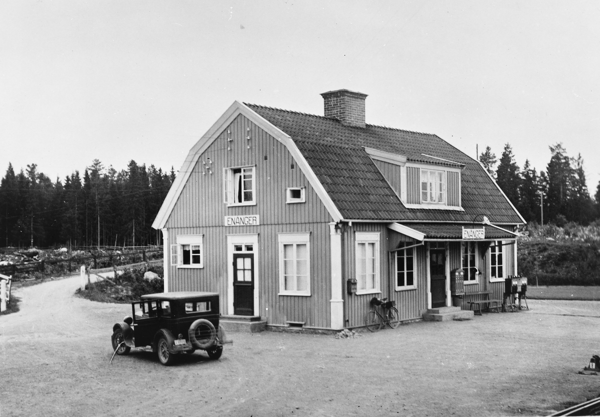 Järnvägsstationen i Enånger strax efter förstatligandet av Ostkustbanan 1 augusti 1933.
Trafikplats anlagd 1926. En- och en halvvånings stationshus i trä