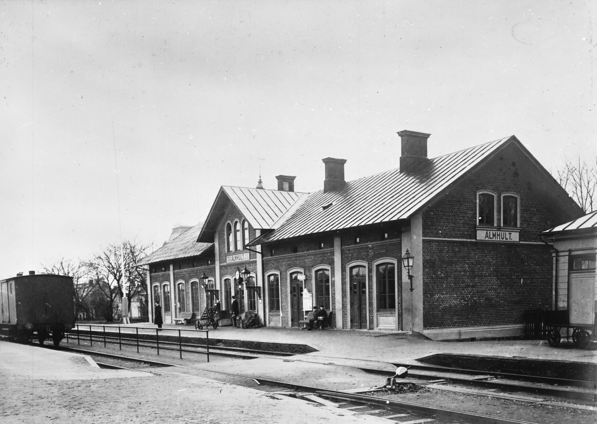 Stationen anlades 1862. Stationshuset i trä av Katrineholmstypen, byggt 1863 - 1864. Efter brand 24 december 1878 ombyggdes stationshuset.