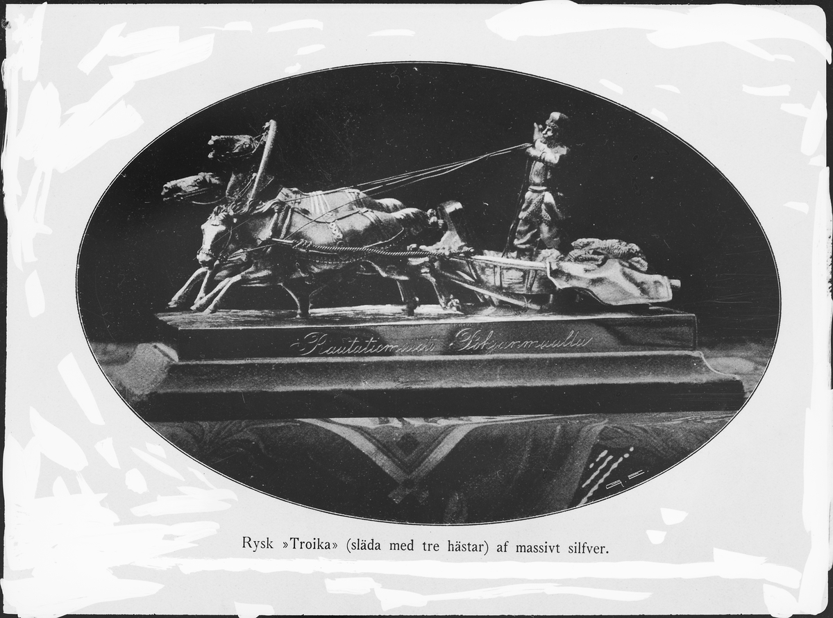 Statyett i silver av en rysk "troika", dvs ett hästspann med tre hästar som drar en släde.
Silverskulpturen förvaras i ett rött fodral av läder med sockel av blå sammet och huv fodrad med vitt siden med stämpel från hovjuveleraren Sazikov krönt av den ryska dubbelörnen.

Ursprungligen fanns en inskription: "C. Adelsköld ille, Rautatiomuisto Pohjanmaalta, 1877", vilket betyder ungefär "Järnvägsminnesmärke från Österbotten" på statyettens sockel. Statyetten stals emellertid från Järnvägsmuseet på 1970-talet och kom tillbaka 1977 - då utan sin inskription som antagligen slipats bort.
Inskriptionen kan emellertid ses på äldre foton, se sista bild i bildserien.