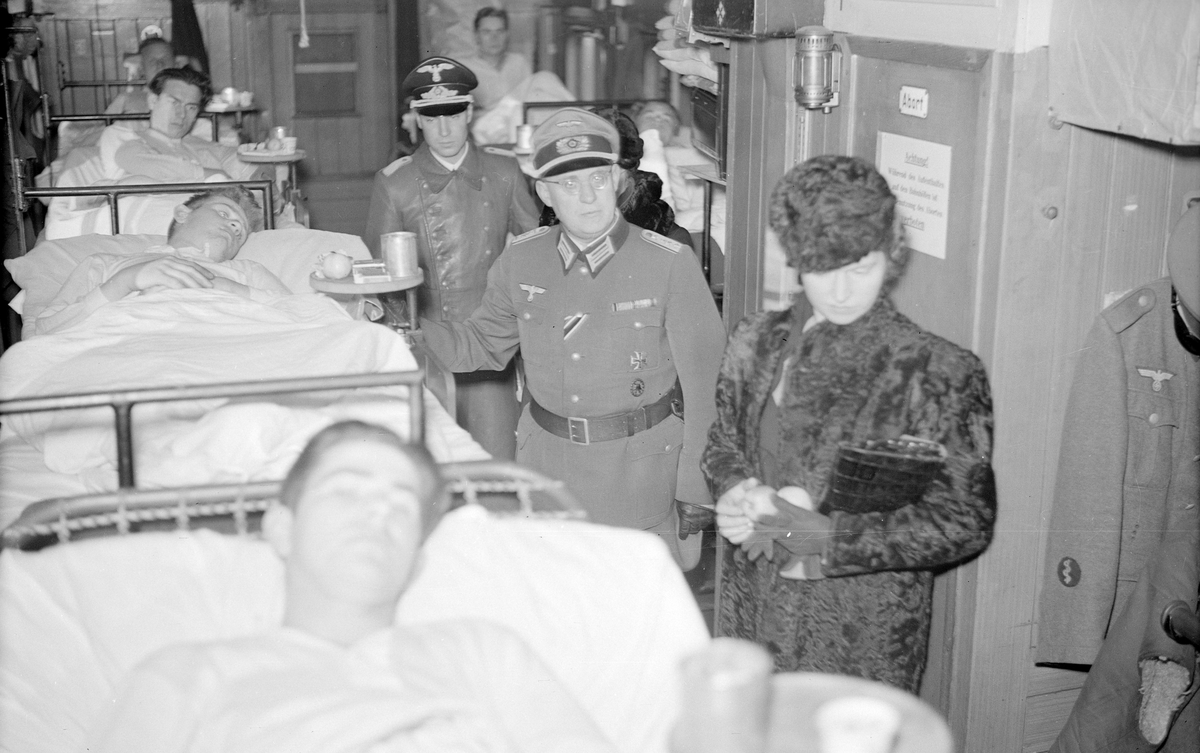 Prinsessan Sibyllas besök på tyskt sjukhuståg i Krylbo 13 november 1941, i sällskap med tyska nazistofficerare.