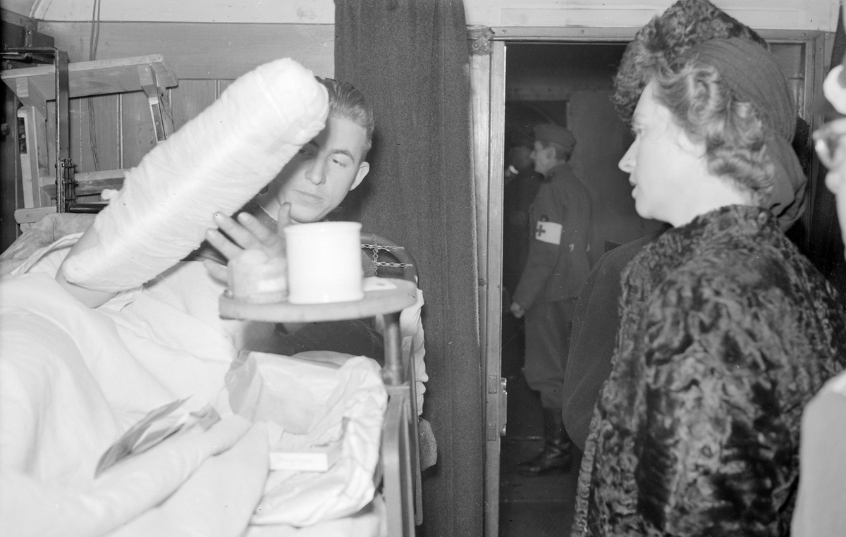 Prinsessan Sibylla besöker tyskt sjukhuståg i Krylbo.