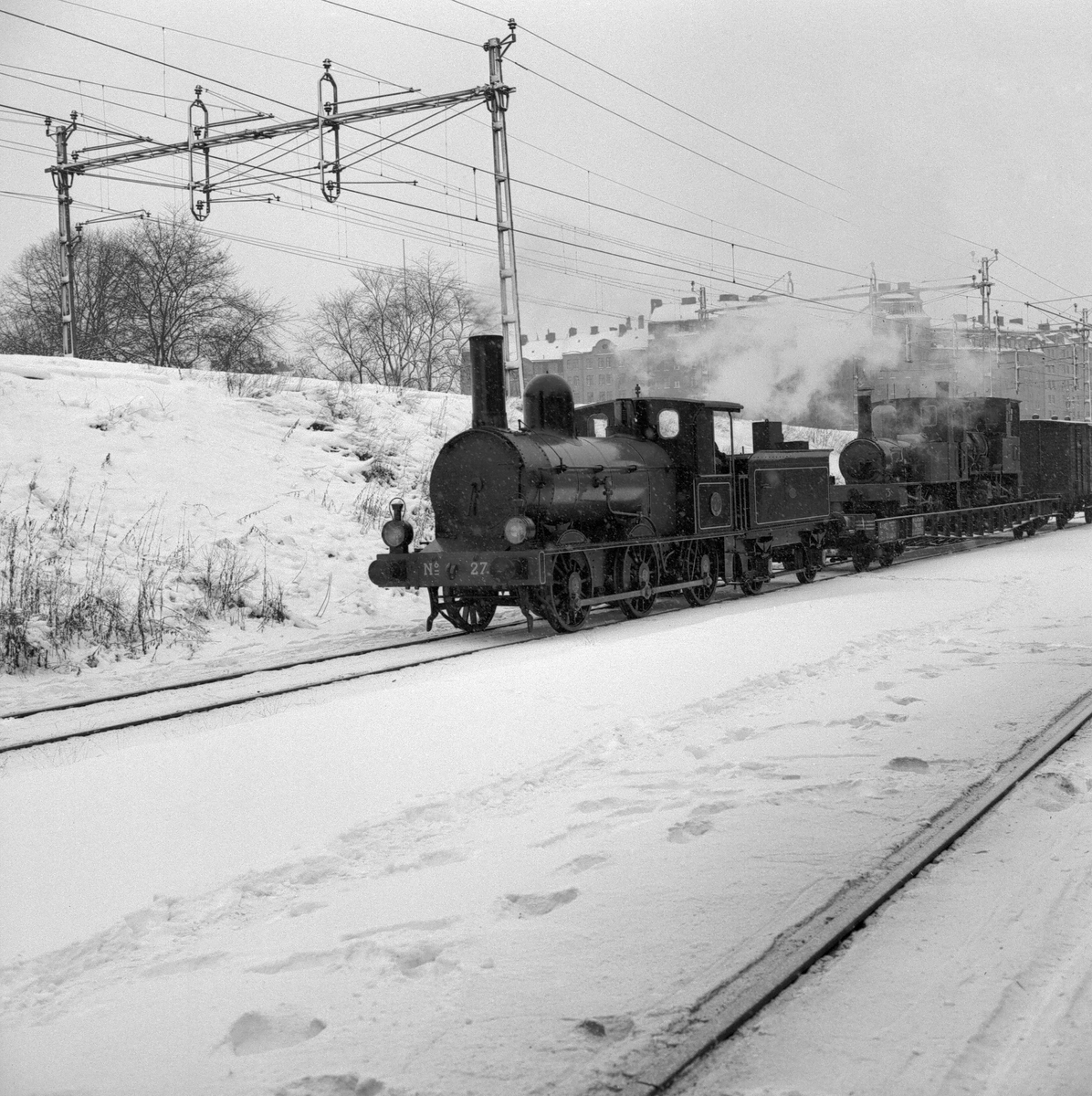 Statens Järnvägar SJ 1856-1956. 100-årsjubileum.Tåg med gamla lok och vagnar vid Tomteboda. Bergslagernas Järnvägar BJ K 27