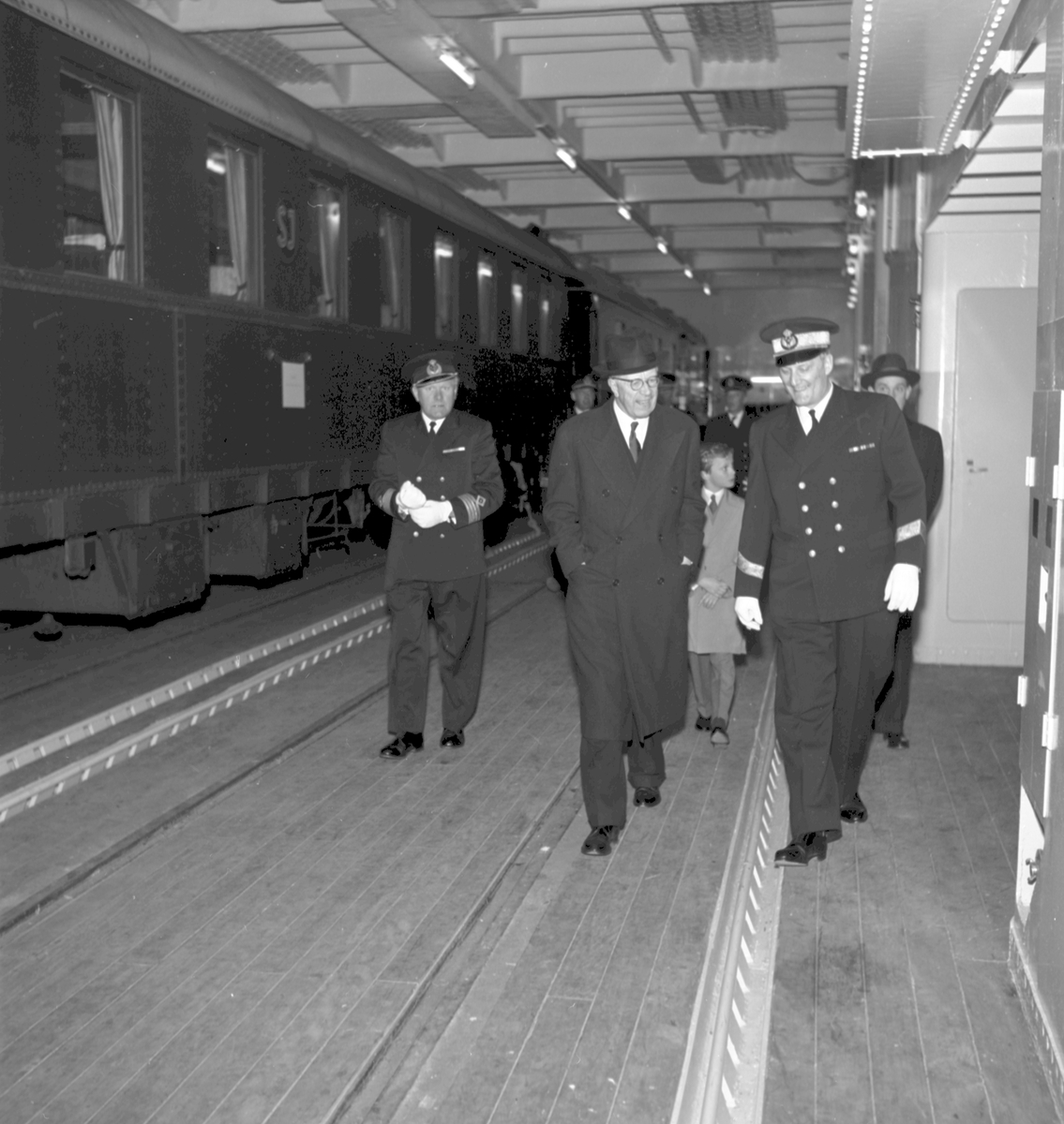 Kungabesöket på tågfärjan "Trelleborg" i Stockholm, Gustav VI Adolf och kronprins Carl Gustaf sedemera Carl XVI Gustaf. Generaldirektör Erik Upmark