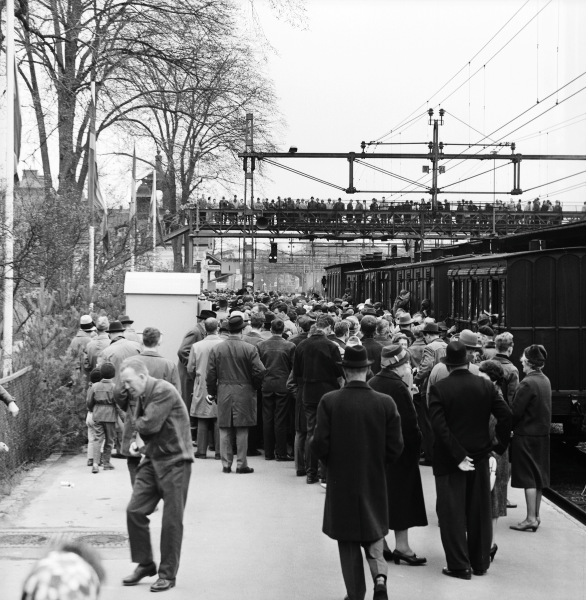 Historiska tågets resa från Stockholm till Göteborg för invigningen av Tåg 62. KHJ CD 13. SJ C 182. SJ AB 289. SJ A 103. SJ C2b 329