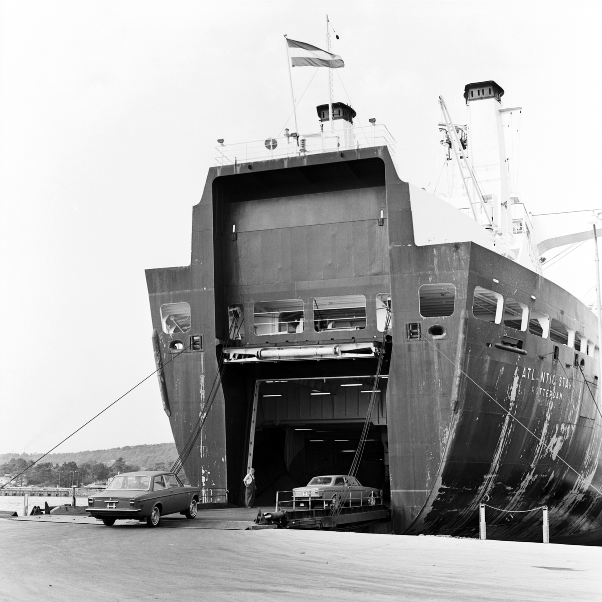 Göteborg Norra, containerterminal. M/S Atlantic Star, byggd 1967 av Ateliers & Chantiers de Dunkerque & Bordeaux, Gironde, Frankrike och levererades till Holland America Lijn, Rotterdam, Holland. Trafikerade Nordatlanten