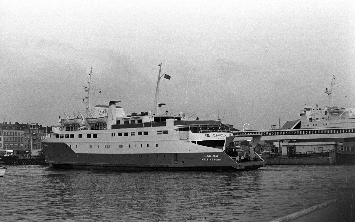 Linjebussfärjan Carola i färjeläget i Helsingborg.
M/S Carola byggdes av Öresundsvarvet AB, Landskrona år 1964 och levererades till Linjebuss International, Helsingborg för att trafikera leden Helsingborg - Helsingör